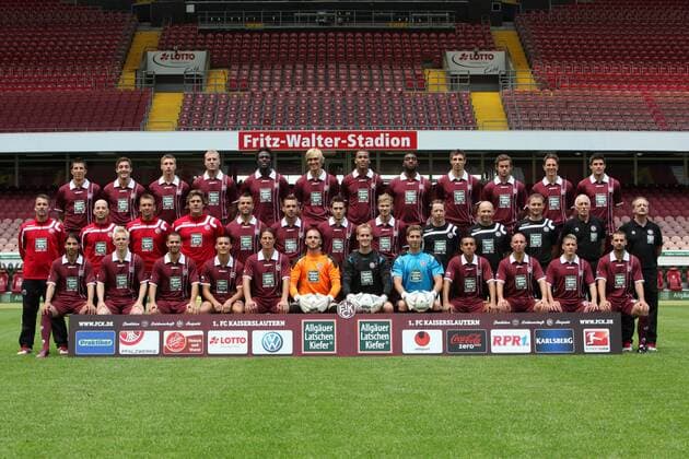 Fußball Bundesliga, Offizieller Fototermin des 1. FC Kaiserslautern zur Saison 2011 2012. Hintere Reihe von links: Ilian Micanski, Thanos Petsos, Willi Orban, Adam Nemec, Rodnei, Martin Amedick, Lucas, Richard Sukuta-Pasu, Mathias Abel, Steven Zellner, Jiri Bilek, Florian Dick; Mittlere Reihe von links: Marco Kurz, Günther Gorenzel, Oliver Schäfer, Gerald Ehrmann, Bastian Schulz, Christian Tiffert, Konstantinos Fortounis, Oliver Kirch, Dr. Markus Pahl, Erik Schön, Frank Sänger, Heinz Bossert, Wolfgang Wittich; Vordere Reihe von links: Olcay Sahan, Leon Jessen, Gil Vermouth, Clemens Walch, Alexander Bugera, Tobias Sippel, Marco Knaller, Kevin Trapp, Chadli Amri, Pierre De Wit, Ivo Ilicevic, Stiven Rivic.