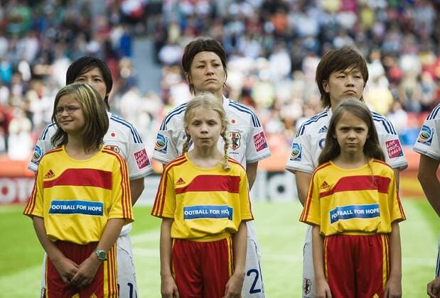 kaum zu sehen hinter ihren Einlaufkindern die japanischen Spielerinnen v.l. Shinobu OHNO, Yukari KINGA , Aya MIYAMA (JPN), kurios, allgemein, Feature, Vorrunde, Spiel 11, Gruppe B, Japan (JPN) - Mexiko (MEX) , am 01.07.2011 in Leverkusen Fussball Frauen Weltmeisterschaft 2011 in Deutschland vom 26.06. - 17.07.2011
