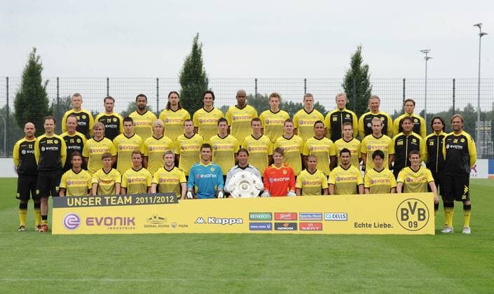 04-07-2011, Fussball, 1. Bundesliga, Saison 2011-2012, Borussia Dortmund, Team BVB Mannschaftsfoto - Obere Reihe v.li., Physiotherapeut Peter Kuhnt, Physiotherapeut Thorben Voeste, Patrick Owomoyela, Neven Subotic, Mats Hummels, Felipe Santana, Marc Hornschuh, Sven Bender, Athletiktrainer Oliver Bartlett, Torwarttrainer Wolfgang - Teddy- de Beer und Co-Trainer Florian Wangler, Mittlere Reihe v.li. Physiotherapeut Thomas Zetzmann, Mannschaftsarzt Dr. Markus Braun, Zeugwart Frank Gräfen, Marcel Schmelzer, Damien Le Tallec, Julian Koch, Kevin Großkreutz, Robert Lewandowski, Ivan Perisic, Lukasz Piszczek, Antonio da Silva, Marvin Bakalorz, Florian Kringe, Co-Trainer Peter Krawietz, Co-Trainer Zeljko Buvac und Trainer Jürgen Klopp, Untere Reihe v.li. Moritz Leitner, Chris Löwe, Mario Götze, Jakub Kuba Blaszczykowski, Torhüter Johannes Focher, Torwart Roman Weidenfeller, Torwart Mitchell Langerak, Mohamed Zidan, Ilkay Gündogan, Shinji Kagawa, Sebastian Kehl BVB o0 Kader totale