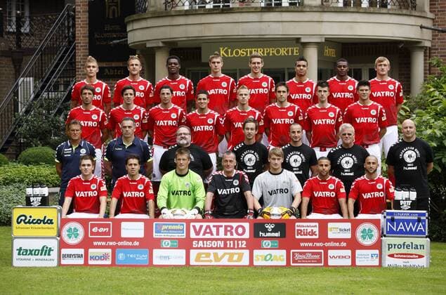 Fussball-3.Bundesliga, Saison 2011 2012 -Mannschaftsvorstellung Rot-Weiß Oberhausen im Hotel Klosterpforte in Harsewinkel-Marienfeld am 04.07.2011.Herren,quer,Porträt,Mannschaftsfoto,Fotoshooting, 1.Reihe v.li.: Florian Abel,Mike Terranova,Michael Melka,Torwart-Trainer Michael Gibhardt,Niklas Hartmann,Yohannes Bahcecioglu,Fatih Duran 2.Reihe v.li.: Trainer Theo Schneider,Co-Trainer Oliver Adler,Teamarzt Dr.Volker Röttgen,Physiotherapeut Christopher Schulte-Kellinghaus,Athletik-Trainer Kader Schöffmann,Betreuer Helmut Bormann,Masseur Andreas Münker 3.Reihe v.li.: Dimitrios Pappas,Benjamin Reichert,Danijel Gataric,Serkan Göcer,Timo Kunert,Nedim Hasanbegovic,Marvin Ellmann,Mario Klinger 4.Reihe v.li.: Jannis Schliesing,Felix Schiller,Junior Torunarigha,Kevin Corvers,Tobias Willers,Felicio Brown Forbes,Jeff Gyasi,Christopher Kullmann