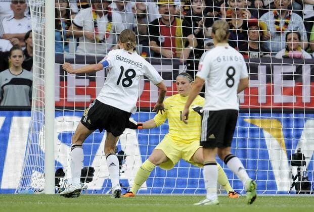 05.07.2011, Borussia Park, Mönchengladbach, GER, FIFA Women Worldcup 2011, Gruppe A, Frankreich (FRA) Deutschland (GER) ), im Bild Kerstin GAREFREKES ( 18 GER ) gegen Berangere SAPOWICZ ( 16 FRA ), r. Inka GRINGS ( 8 GER ) during the FIFA Women s Worldcup 2011, Pool A, France vs Germany on 2011 07 05, Borussia Park, Mönchengladbach, Germany. GER, FIFA Women Worldcup 2011, France vs Germany