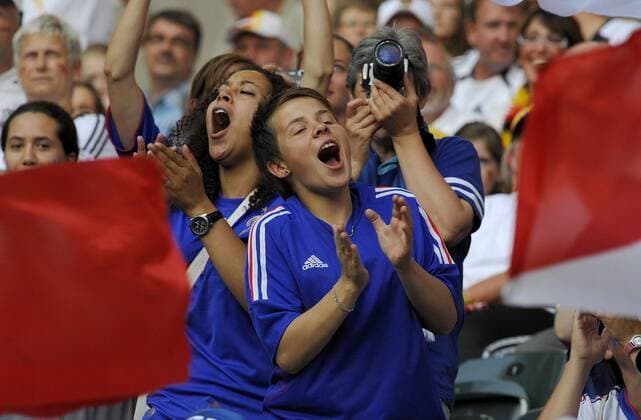 05.07.2011, Borussia-Park, Moenchengladbach, FIFA Women Worldcup 2011, Gruppe A, Frankreich, im Bild weibliche Fans der franzoesischen Nationalmannschaft jubeln during the FIFA Women s Worldcup 2011, Pool A on 2011 07 05, Borussia-Park, Moenchengladbach, FIFA Women Worldcup 2011,