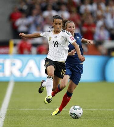 Fatmire Bajramaj, Deutschland, links, beim Zweikampf gegen Gaetane Thiney, France, , Zweikampf, Kampf, Dribbling, hoch Deutschland-Frankreich, Germany vs France, FIFA Womens World Cup 2011, WM, FIFA Frauen-Weltmeisterschaft 2011, Spiel Nr. 17, Mönchengladbach, 5.7.2011 Borussia Park