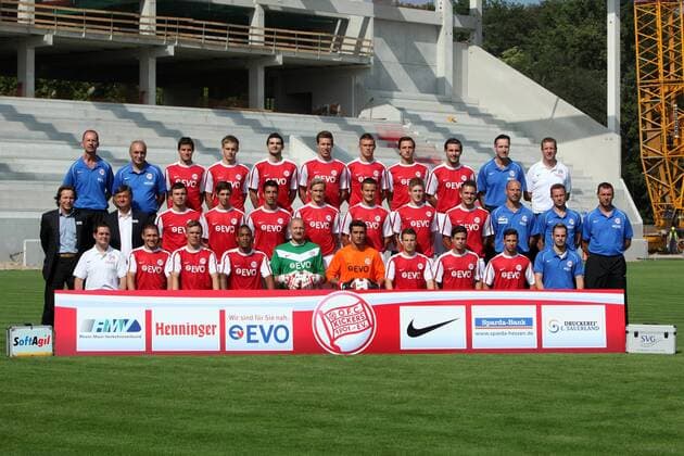 05.07.2011, Fußball, 3.Liga, offizieller Fototermin von Kickers Offenbach zur Saison 2011 2012. Mannschaftsfoto. Hintere Reihe von links: Betreuer Eric Wege, Betreuer Eugen Wich, Stefan Kleineheismann, Lars Bender, Thomas Rathgeber, Nicolas Feldhahn, Stefan Hickl, Marcel Stadel, Kai Hesse, Diplom-Physiotherapeut Dieter Schäfer, Mannschaftsarzt Thomas Frühauf; Mittlere Reihe von links: Organisationsleiter Michael Sternkopf, Sportkoordinator Ramon Berndroth, Christian Telch, Jannik Sommer, Elton da Costa Junior, Markus Hayer, Markus Husterer, Andre Hahn, Pascal Testroet, Trainer Arie van Lent, Co-Trainer Manfred Binz, Torwarttrainer Rene Keffel; Vordere Reihe von links: Mannschaftsarzt Dr. Wulf Schwietzer, Sead Mehic, Christopher Lamprecht, Daniel Gunkel, Robert Wulnikowski, Maurice Paul, Daniel Henrich, Stefano Cincotta, Baris Odabas, Physiotherapeut Kevin Schmidt.