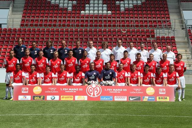 05.07.2011, Fußball Bundesliga, offizieller Fototermin des 1. FSV Mainz 05 zur Saison 2011 2012. Mannschaftsfoto. Hintere Reihe von links: Thomas Tuchel (Cheftrainer), Arno Michels (Co-Trainer), Stephan Kuhnert (Torwarttrainer), Rainer Schrey (Athletik-Trainer), Axel Busenkell (Athletik- und Rehatrainer), Benjamin Weber (Videoanalyst), Uli Märten (Physiotherapeut), Christopher Rohrbeck (Physiotherapeut), Stefan Stüwe (Physiotherapeut), Dr. Klaus Gerlach (Arzt), Dr. Stefan Rimoldi (Arzt), Walter Notter (Zeugwart); Mittlere Reihe von links: Nikolce Noveski, Jan Kirchhoff, Adam Szalai, Bo Svensson, Petar Sliskovic, Eric-Maxim Choupo-Moting, Niko Bungert, Marco Caligiuri, Fabian Schönheim, Andreas Ivanschitz, Deniz Yilmaz, Marcel Risse, Julian Baumgartlinger; Vordere Reihe von links: Sami Allagui, Eugen Gopko, Zoltan Stieber, Nicolai Müller, Anthony Ujah, Christian Wetklo, Heinz Müller, Zden