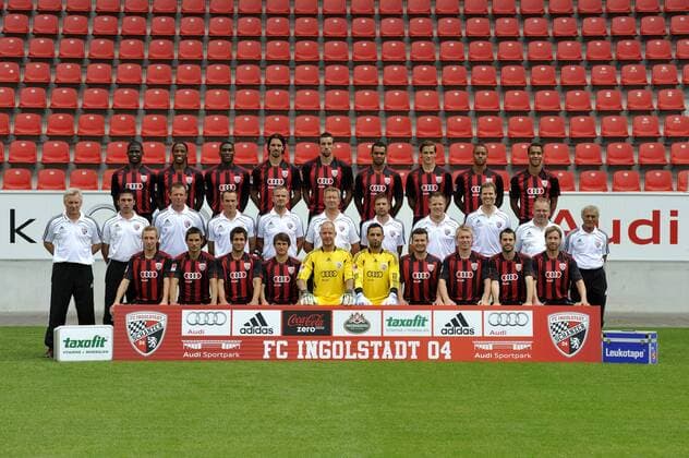 FC Ingolstadt 04, Mannnschaftsfoto, (Hinten von links) Edson Buddle, Caiuby Francisco da Silva, Jose Alex Ikeng, Marino Biliskov, Malte Metzelder, Marvin Matip, Manuel Hartmann, David Pisot, Moise Bambara (Mitte von links) Trainer Benno Möhlmann, Co-Trainer Sven Kmetsch, Torwarttrainer Branislav Arsenovic, Athletiktrainer Jörg Mikoleit, Teammanager Horst Fuchs, Physiotherapeut Hermann Eikam, Physiotherapeut Christian Haser, Physiotherapeut Benjamin Sommer, Mannschaftsarzt Dr. Florian Pfab, Zeugwart Matthias Zinner, Betreuer Erwin Kick (Vorne von links) Moritz Hartmann, Stefan Leitl, Andreas Schäfer, Andreas Buchner, Torwart Sascha Kirschstein, Torwart Ramazan Özcan, Andreas Görlitz, Leonhard Haas, Kristoffer Andersen, Fabian Gerber. Es fehlen: Romain Dedola, Ronald Gercaliu, Christopher Sommerer, Tobias Fink
