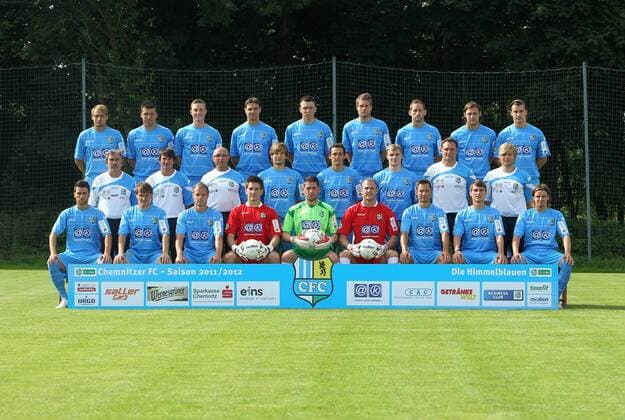 Chemnitz, 07.07.2011, Sportforum, Fussball, 3. Liga, Chemnitzer FC , Teampräsentation Saison 2011 2012 , Teamfoto, Mannschaftsfoto , Hintere Reihe von links; , Toni Wachsmuth, Pavel Dobry, Matthias Peßolat, Andreas Richter, Marcel Wilke, Florian Hörnig, Bastian Henning, Simon Tüting, Rene Gewelke , Mittlere Reihe von links; , Gerd Schädlich (Chef-Trainer), Torsten Bittermann (Co-Trainer und Mannschaftsbetreuer), Hermann Kretschmann (Athletik-Trainer), Benjamin Förster, Raphael Schaschko, Silvio Bankert, Holger Hiemann (Torwart-Trainer), Sebastian Lange (Physiotherapeut) , Vordere Reihe von links; , Selim Aydemir, Carsten Sträßer, Rene Trehkopf, Maik Ebersbach, Philipp Pentke, Stefan Schmidt, Ronny Garbuschewski, Thomas Birk, Marcel Schlosser ,