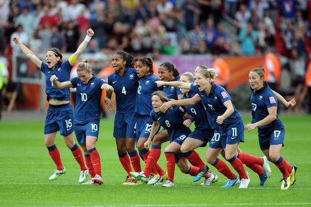 Viertelfinale der Frauen WM 2011 in Leverkusen, England vs. Frankreich --- Frankreich feiert den Halbfinaleinzug, v.li.: Elise Bussaglia, Camille Abily, Laura Georges, Elodie Thomis, Marie Laure Delie (hi.), Sonia Bompastor, Eugenie Le Sommer, Sabrina Viguier, Laure Lepailleur und Gaetane Thiney - AnthonyBibardFEP o0 Jubel Freude Emotionen Elfmeterschießen