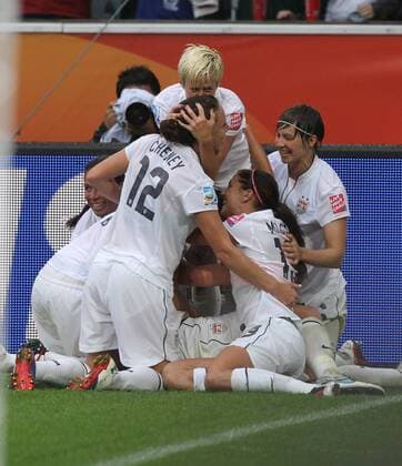 Deutschland, Frauen Fussball WM, FIFA Women s World Cup Germany 2011, Halbfinale, Frankreich vs. USA, Mönchengladbach,Megan Rapinoe, Lauren Cheney , Alex Morgen, Amy le Peilbet, alle USA, Torjubeln, LePeilbet