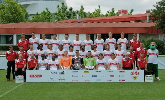 Fussball 1. Bundesliga 2011 2012 14.07.2011 Fototermin beim VfB Stuttgart Mannschaftsbild VfB Stuttgart: Physiotherapeut Detlef Mueller, Matthieu Delpierre, Christian Gentner, Zdravko Kuzmanovic, Serdar Tasci, Ermin Bicakcic, Martin Harnik, Julian Schieber, Pavel Pogrebnyak, Georg Niedermeier, Physiotherapeut Gerhard Woern (hinten v.li.) Trainer Bruno Labbadia, Co-Trainer Eddy Soezer, Khalid Boulahrouz, Mamadou Bah, Cristian Molinaro, Johan Audel, Shinji Okazaki, Cacau, Christian Traesch, Timo Gebhart, William Kvist , Konditionstrainer Dr. Christos Papadopoulos , Torwarttrainer Andreas Menger, Maskottchen Fritzle (Mitte v.li.) Teambetreuer Ralph Herkommer, Physiotherapeut Michael Eyrainer, Ibrahima Traore, Arthur Boka, Torwart Bernd Leno, Torwart Sven Ulreich, Marc Ziegler, Tamas HAJNAL, Stefano Celozzi, Zeugwart Kostas Papandrafillis und Zeugwart Michael Meusch (vorn v.li.)