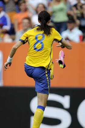 16.07.2011,Rhein-Neckar-Arena, Sinsheim, GER, FIFA Women Worldcup 2011, 3. Platz, Schweden (SWE) vs. Frankreich (FRA) im Bild Torjubel Schweden, Torschützin Lotta SCHELIN ( 8 SWE ) kickt ihren Schuh vom Fuss during the FIFA Women Worldcup 2011, 3rd place, Sweden vs. France on 2011 07 16, Rhein-Neckar-Arena, Sinsheim, Germany. GER, FIFA Women Worldcup 2011, Sweden vs France