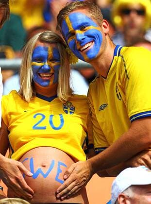 Fans, Fussballfans, supporters, spectators, Zuschauer Schwanger, Schwangerschaft witzig, kurios, außergewöhnlich, unnormal, spass, spassig, joke, - SCHWEDEN ( : ) Spiel um Platz 3 der FIFA Fussball WM Weltmeisterschaft 2011 Damen, Frauen, Damen Fussball Nationalmannschaft am 16.07.2011, in Sinsheim o0 Gesichtsbemalung, Bemalung, bemalt Babybau Bauch Schriftzug kurios Komik