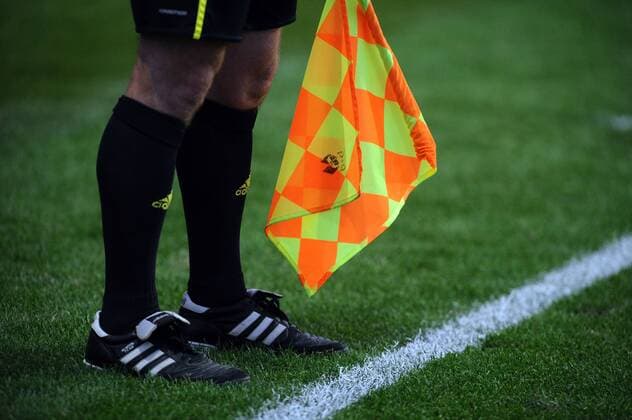 Champions League 2. qualification match Viktoria Pilsen against Pyunik Yerevan on July 19, 2011 in Pilsen, Czech Republic. Pictured assistant referee. (CTKxPhoto PavelxRakusan) CTKPhoto201107190368801 o0 Symbol Linienrichter Linie Markierung Seitenlinie Equipment Objekte Fahne