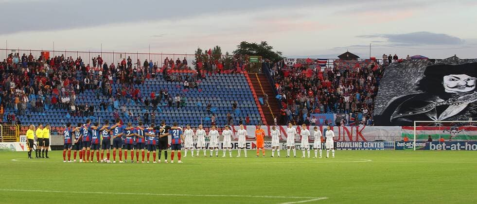 FUSSBALL - UEFA CL Quali, Videoton vs Sturm SZEKESFEHERVAR, - UEFA Champions League, Qualifikation, Videoton FC vs SK Sturm Graz. Bild zeigt die Mannschaften von Videoton und Sturm und das Schiedsrichterteam. o0 Totale