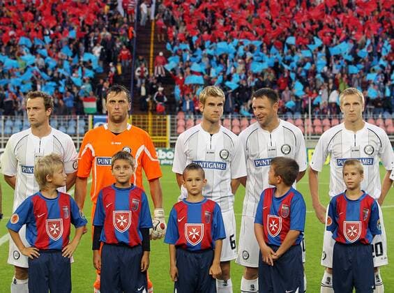 FUSSBALL - UEFA CL Quali, Videoton vs Sturm SZEKESFEHERVAR,UNGARN,20.JUL.11 - FUSSBALL - UEFA Champions League, Qualifikation, Videoton FC vs SK Sturm Graz. Bild zeigt Ferdinand Feldhofer, Christian Gratzei, Manuel Weber, Samir Muratovic und Matthias Koch (Sturm) mit Kinder.