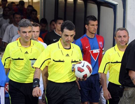 FUSSBALL - UEFA CL Quali, Videoton vs Sturm SZEKESFEHERVAR,UNGARN,20.JUL.11 - FUSSBALL - UEFA Champions League, Qualifikation, Videoton FC vs SK Sturm Graz. Bild zeigt Schiedsrichterassistent Ljubomir Krstevski, Schiedsrichter Aleksandar Stavrev und Schiedsrichterassistent Marjan Kirovski (MKD).