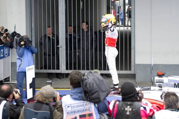 Lewis HAMILTON (GBR), McLaren Mercedes, steht auf seinem Wagen im Parc Ferme und jubelt, erster Platz, Sieger, Jubel, jubeln, Freude, Gestik, Geste, Rennen am 23.07.2011 Formel 1, Grosser Preis von Deutschland am Nürburgring vom 21.7. - 24.07. 2011, Saison2011,
