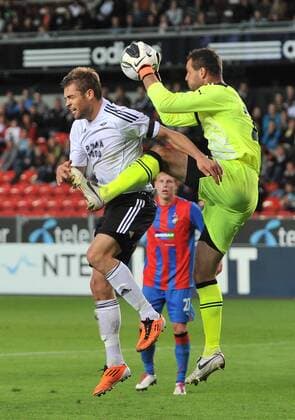 Quali UEFA Champions League Rosenborg Trondheim v Viktoria Plzen 0:1 25.07.2011 Jim Larsen angripes av keeper Michal Duris