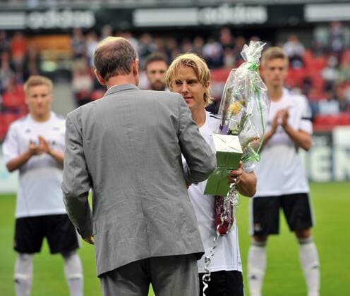 UEFA Champions League Quali, Rosenborg Trondheim v Viktoria Plzen 0:1 --- Per Ciljan Skjelbred wird von Nils Skutle verabschiedet o0 Verabschiedung
