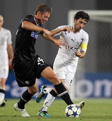 FUSSBALL - UEFA CL Quali, Zestafoni vs Sturm TIFLIS,GEORGIEN,26.JUL.11 - FUSSBALL - UEFA Champions League, Qualifikation, FC Zestafoni vs SK Sturm Graz. Bild zeigt Roman Kienast (Sturm) und Mamuka Kobakhidze (Zestafoni).
