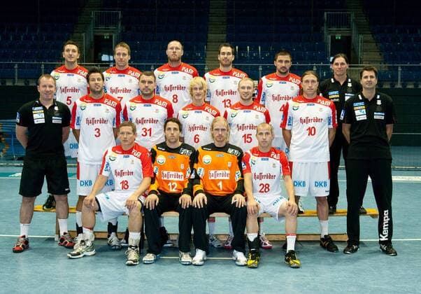Teamfoto SC Magdeburg - hintere Reihe v.li. Andreas Rojewski,Kjell Landsberg,Ales Pajovic,Jure Natek,Damir Doborac,Physiotherapeut Andreas Grote,Mitte v.li. Trainer Frank Carstens,Bennet Wiegert,Bartosz Jurecki,Matthias Musche,Yves Grafenhorst,Fabian van Olphen,Co-Trainer Dirk Pauling, vordere Reihe v.li. Stian Tönnesen,Gerrie Eijlers,Björgvin Pall Gustavsson,Robert Weber - 1. Handball Bundesliga Saison 2011-12 Portraitfototermin SC Magdeburg in der Getec Arena Magdeburg - Deutschland,1.08.2011,Mann,Männer