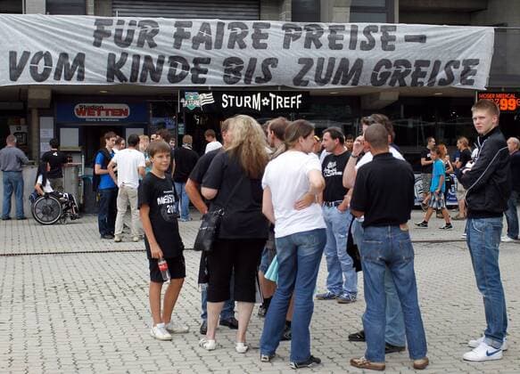 FUSSBALL - UEFA CL Quali, GRAZ,AUSTRIA,03.AUG.11 - FUSSBALL - UEFA Champions League, Qualifikation, SK Sturm Graz. Bild zeigt Fans vor der UPC Arena und Transparent - Für faire Preise vom Kinde bis zum Greise o00 totale