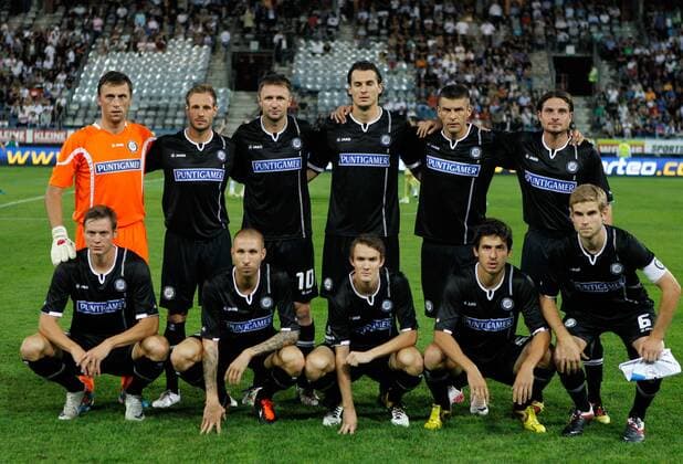 FUSSBALL - UEFA CL Quali, GRAZ,AUSTRIA,03.AUG.11 - FUSSBALL - UEFA Champions League, Qualifikation, SK Sturm Graz. Bild zeigt die Mannschaft von Sturm mit Christian Gratzei, Martin Ehrenreich, Samir Muratovic, Thomas Burgstaller, Milan Dudic und Imre Szabics (hinten); Roman Kienast, Patrick Wolf, Andreas Hölzl, George Popkhadze und Manuel Weber (vorne Sturm). Keywords: Gruppenfoto, Mannschaftsfoto.