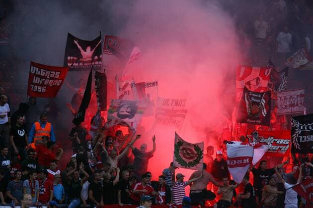 03.07.2011 Fussball 3. Qualifikationsrunde UEFA Champions League - Standard Lüttich , Stadion Letzigrund. Bild zeigt Fans von Standard Lüttich mit Pyrotechnik und Fahnen o0 Totale Pyro Fahne, Fanfahne