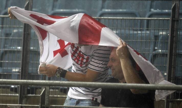 FUSSBALL - UEFA CL Quali, League, FC Zestafoni. Bild zeigt Fans von Zestafoni. Keywords: Fahne, Regen. o0 Regenspiel Nässe nass Wetterverhältnisse Witterung