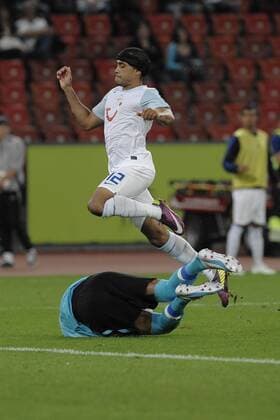Sinan BOLAT (Torwart Goalie Standard Lüttich) rettet vor Alexandre ALPHONSE (FC Zürich) UEFA Champions League, Qualifikation, 03.08.2011, FC Zürich vs. Standard Lüttich, Zürich, Schweiz