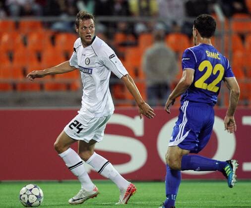 FUSSBALL - UEFA CL Play Off, Borisov vs Sturm MINSK,WEISSRUSSLAND,16.AUG.11 - FUSSBALL - UEFA Champions League, Play Off, FC BATE Borisow vs SK Sturm Graz. Bild zeigt Roman Kienast (Sturm) und Marko Simich (Borisov).