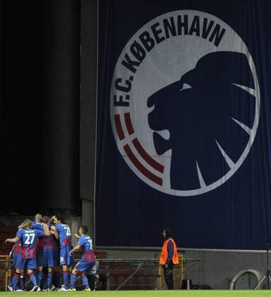 Champions League Play off FC Kopenhagen -Viktoria Pilsen Torjubel Pilsen um Torschütze Vaclav Pilar zum 0:2 vor dem Logo von Kopenhagen