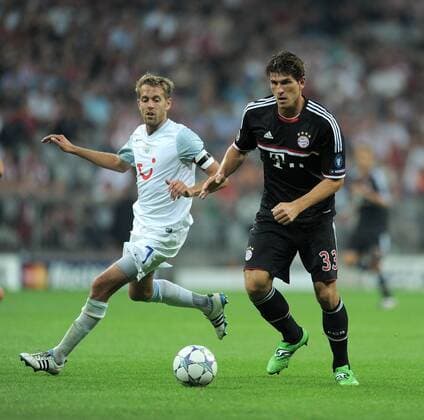 FUSSBALL CHAMPIONS LEAGUE SAISON 2011 2012 Qualifikation 17.08.2011 FC Bayern München - FC Zürich Silvan Aegerter (li, FC Zürich) gegen Mario Gomez (re, FC Bayern München)