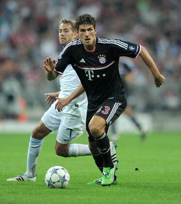 FUSSBALL CHAMPIONS LEAGUE SAISON 2011 2012 Qualifikation 17.08.2011 FC Bayern München - FC Zürich Silvan Aegerter (li, FC Zürich) gegen Mario Gomez (re, FC Bayern München)