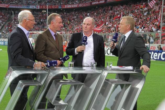 FUSSBALL CHAMPIONS LEAGUE SAISON 2011 2012 Qualifikation 17.08.2011 FC Bayern München, RAN Sat 1 Fernseh Interview mit Ehrenpräsident Franz Beckenbauer, Vorstandsvorsitzender Karl Heinz Rummenigge, Präsident Uli Hoeness (v. li., FC Bayern Muenchen) und Moderator Johannes B. Kerner. Porträt Gestik Emotionen