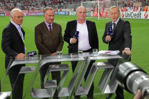 FUSSBALL CHAMPIONS LEAGUE SAISON 2011 2012 Qualifikation 17.08.2011 FC Bayern München, RAN Sat 1 Fernseh Interview mit Ehrenpräsident Franz Beckenbauer, Vorstandsvorsitzender Karl Heinz Rummenigge, Präsident Uli Hoeness (v. li., FC Bayern Muenchen) und Moderator Johannes B. Kerner. Porträt Gestik Emotionen
