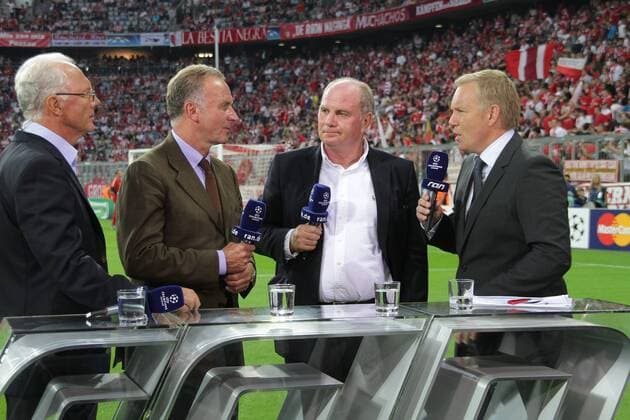 FUSSBALL CHAMPIONS LEAGUE SAISON 2011 2012 Qualifikation 17.08.2011 FC Bayern München, RAN Sat 1 Fernseh Interview mit Ehrenpräsident Franz Beckenbauer, Vorstandsvorsitzender Karl Heinz Rummenigge, Präsident Uli Hoeness (v. li., FC Bayern Muenchen) und Moderator Johannes B. Kerner. Porträt Gestik Emotionen