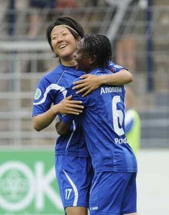 Yuki Nagasato (li.) und Genoveva Anonma (re., Pot.), Jubel, 1.FFC Turbine Potsdam - Hamburger SV (HSV, Hamburg), Fußball, Frauen, Bundesliga, Saison 2011 2012, Potsdam, 21.08.2011,