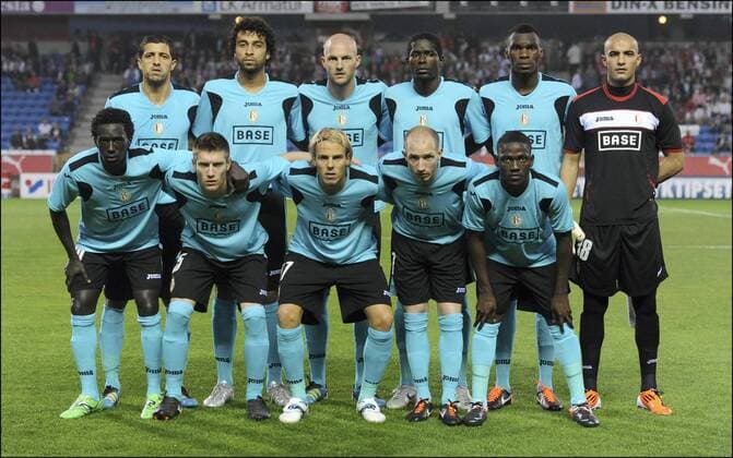 Mannschaftsfoto Standard de Liege, hi.v.li.: Karim Belhocine, Felipe Trevisan Martins, Jelle van Damme, Kanu, Christian Benteke, Torwart Sinan Bolat, vorn: Mbaye Leye, Sebastien Pocognoli, Yoni Buyens, Franck Berrier, Dan Opare - Europa League Play Off - 25.08.2011 - PhotoNews o0 Mannschaftsfoto Totale