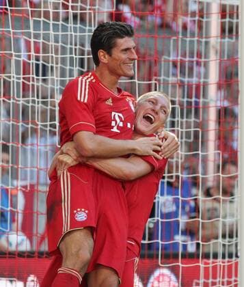 Fussball, 1. BL, 1. Bundesliga, Saison 2011 2012, Herren, Deutschland, FC Bayern München - SC Freiburg 7-0, v.l. Mario Gomez, FC Bayern München, Bastian Schweinsteiger, FC Bayern München, Aktion, Freude, jubeln, Jubel nach Tor zum 5-0, xklausxschillingerx