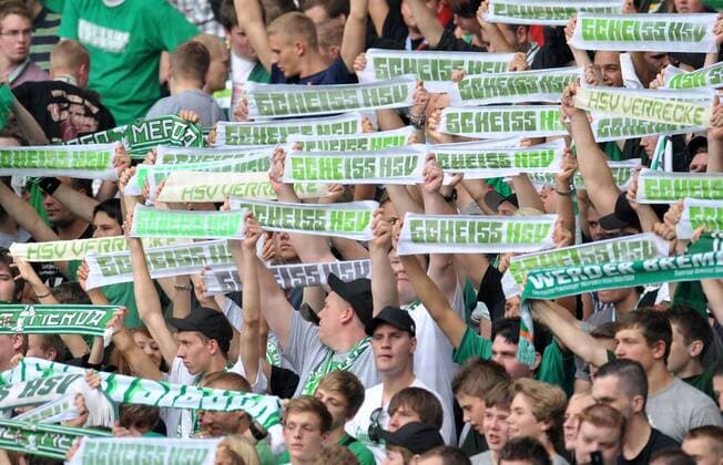 Fußball Bundesliga, 5. Spieltag, SV Werder Bremen am Samstag (10.09.2011) im Weser Stadion in Bremen. Werder Fans mit Plakaten gegen den Hamburger SV vor Spielbeginn. o0 Fan totale