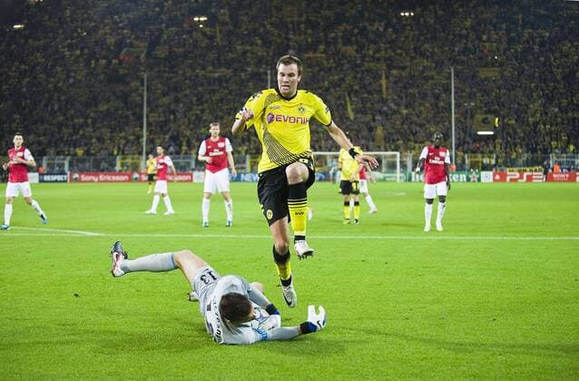 einen Schritt zuspaet kommt Kevin GROSSKREUTZ r. (DO) im Duell gegen Torwart Wojciech SZCZESNY (Arsenal), Aktion, Fussball Champions League, Vorrunde 1. Spieltag, Borussia Dortmund (DO) - FC Arsenal London (Arsenal), am 13.09.2011 in Dortmund Deutschland