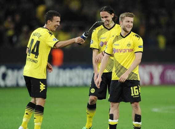 Borussia Dortmund (BVB) - Arsenal FC London, v.li. freuen sich Ivan Perisic (Borussia Dortmund), Neven Subotic (Borussia Dortmund) und Jakub Kuba Blaszczykowski (Borussia Dortmund) über das 1-1 o0 Wasser Spritzen