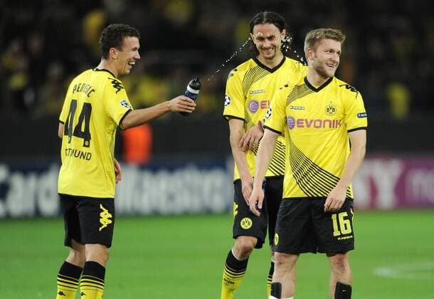 Borussia Dortmund (BVB) - Arsenal FC London, v.li. freuen sich Ivan Perisic (Borussia Dortmund), Neven Subotic (Borussia Dortmund) und Jakub Kuba Blaszczykowski (Borussia Dortmund) über das 1-1 o0 Wasser Spritzen