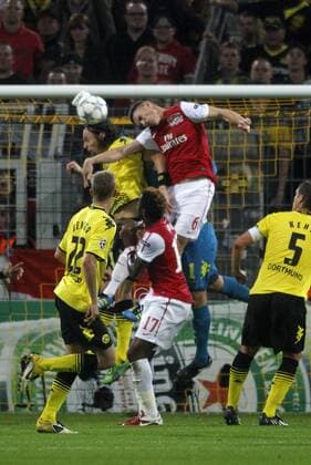 Borussia Dortmund (BVB) - Arsenal FC London, Gedränge vor dem Dortmunder Tor mit vlnr Sven Bender + Neven Subotic