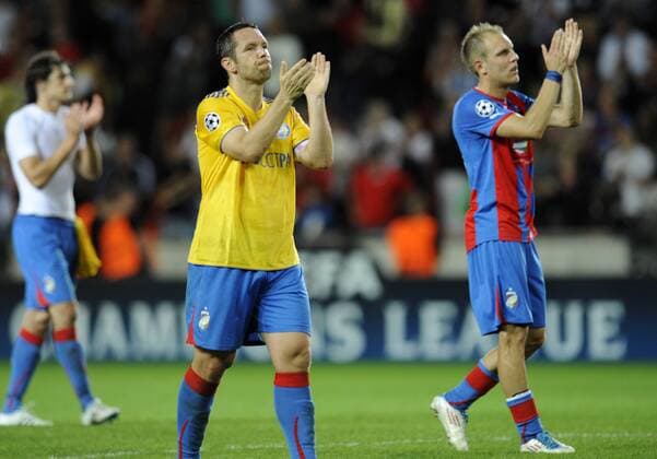 FK Viktoria Plzen captain Pavel Horvath in BATE Borisov Jersey, left, applaudes to the fans after the the League group H soccer match against in Prague, Tuesday, Sep. 13, 2011. (CTKxPhoto MichalxKamaryt) CTKPhoto8201109131110901