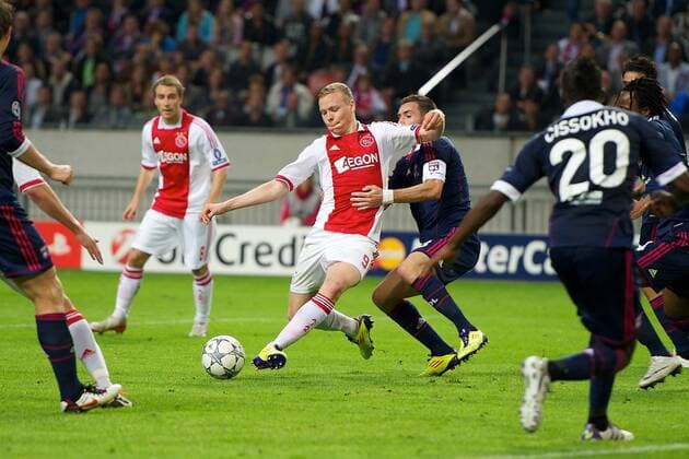 (L-R) Kolbeinn Sigthorsson of Ajax,Anthony Reveillere of Olympique Lyon - Ajax Amsterdam vs. Olympique Lyonnais - UEFA Champions League 2011 2012 xVIxKarelxDelvoyex xOrangexPicturesxIVx 361414