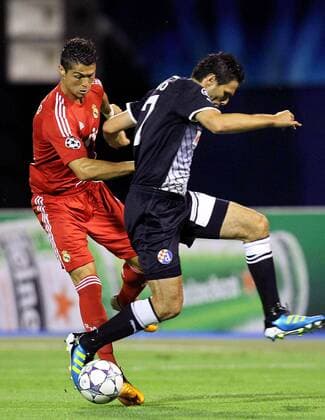 FUSSBALL - CL, Zagreb vs Madrid ZAGREB,KROATIEN,14.SEP.11 - FUSSBALL - UEFA Champions League, Gruppenphase, Dinamo Zagreb vs Real Madrid. Bild zeigt Cristiano Ronaldo (Madrid) und Jerko Leko (Zagreb).