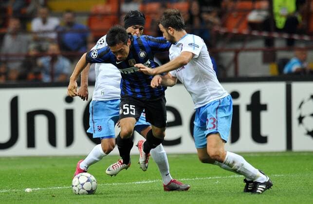 Yuto NAGATOMO (Inter), Giray KACAR (Trabzonspor) Milano 14 9 2011 Stadio Giuseppe Meazza Serie A 2011 2012 UEFA Champions League Football Calcio Inter Vs Trabzonspor allexsabba