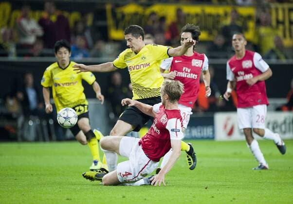 Robert LEWANDOWSKI l. (DO) im Duell gegen Per MERTESACKER (Arsenal), Aktion, Zweikampf, Fussball Champions League, Vorrunde 1. Spieltag, Borussia Dortmund (DO) - FC Arsenal London (Arsenal) 1:1, am 13.09.2011 in Dortmund Deutschland